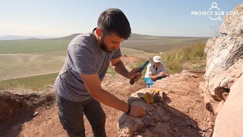 VIDEO Povești cu mări străvechi, amoniți și alte organisme de acum sute de milioane de ani – Proiectul de plasare a sitului geologic Deșli Caira din nordul Dobrogei pe „harta” punctelor de referință în istoria geologică a Pământului, prezentat de Universitatea din București