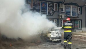 O Dacia Spring a luat foc în Tulcea / Un scurtcircuit la baterie / Prima intervenție a pompierilor tulceni la o mașină electrică