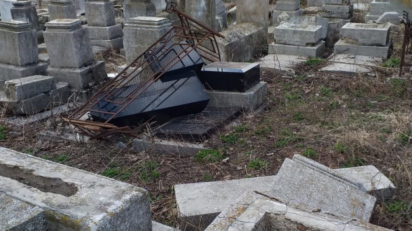 Trei adolescenți de 15 și 16 ani, suspectați că au vandalizat cimitirul evreiesc din Huși