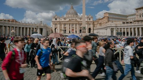 Vaticanul va folosi inteligența artificială pentru a traduce liturghia de la Bazilica Sfântul Petru în 60 de limbi