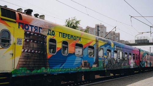 Cursa feroviară Chișinău – Kiev va fi reluată din 6 noiembrie/ „Trenul spre victorie” a fost pictat de artiști locali