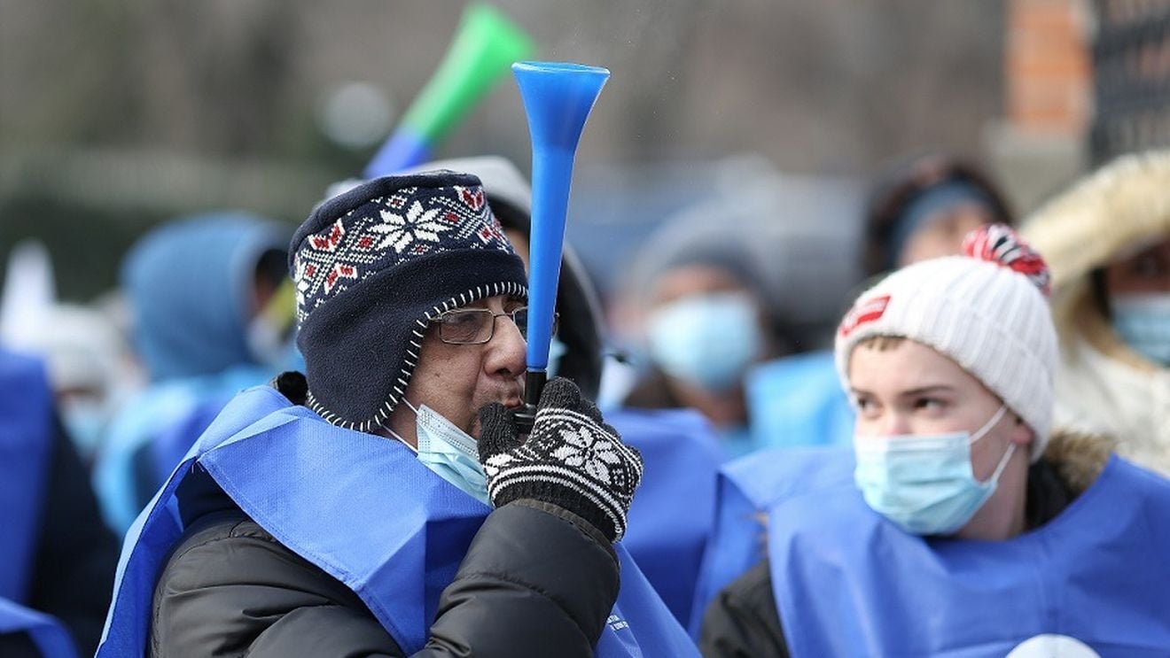 Protest spontan la agențiile pentru întreprinderi mici şi mijlocii. Angajații cer salarii la nivel de aparat central
