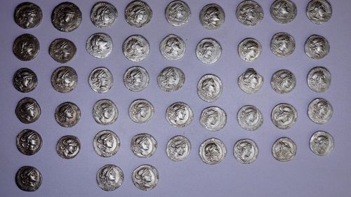 Un tezaur celtic ce conţine sute de monede antice din aur şi argint a fost descoperit în Cehia