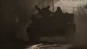 Forțele ruse ar fi pătruns în două orașe din estul Ucrainei, susțin bloggeri militari