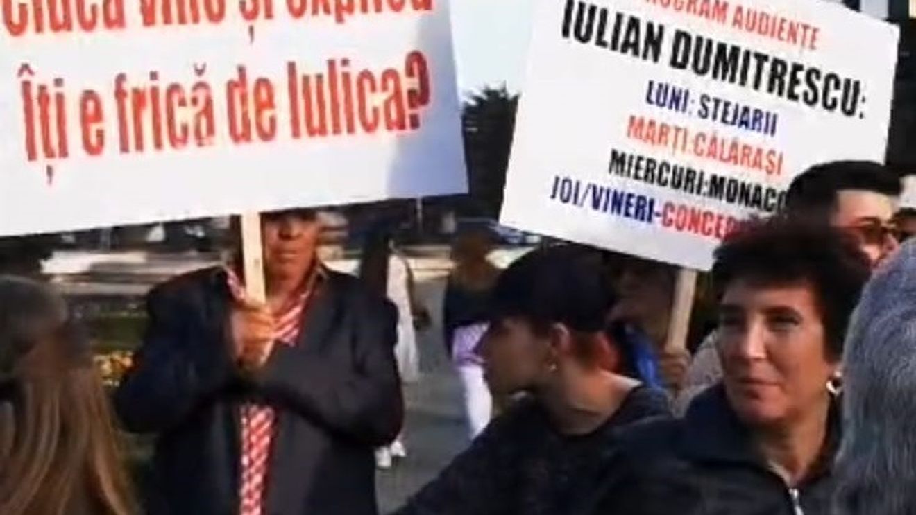 Protest la Ploiești împotriva preşedintelui PNL al Consiliului Județean, Iulian Dumitrescu, cercetat de DNA pentru fapte de corupţie