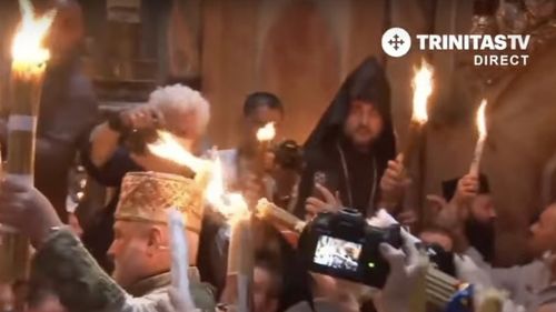 Miracol sau artificiu? Controversele din jurul aprinderii Luminii Sfinte, din urmă cu sute de ani și până astăzi, de la utilizarea de soluții chimice până la foc ascuns în spatele icoanei / Focul sacru de la Ierusalim rămâne simbolul sărbătorilor pascale ortodoxe