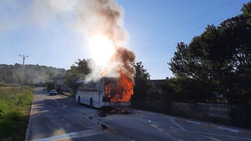 Un autobuz a luat foc în Sibiu / Vehiculul aparține companiei publice de transport și era gol în momentul incidentului
