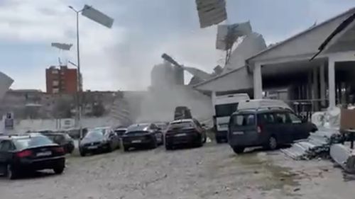 La Brașov, vântul puternic a avariat acoperişuri şi fire electrice şi a smuls din rădăcini copaci