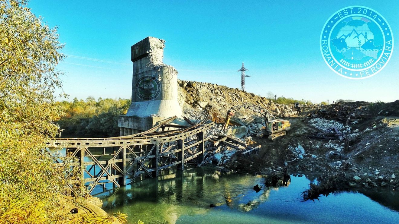 FOTO Linia de tren Bucureşti – Giurgiu: Podul peste Argeş de la Grădiştea, prăbuşit încă din 2005, a fost demolat / „S-a încheiat era neputinţei”