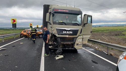 Accident pe centura Bacăului, cu 11 persoane rănite: Coliziune între 4 autoturisme, un TIR şi un camion