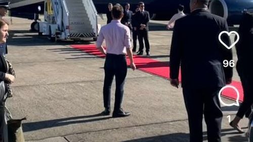 VIDEO Imagini neoficiale surprinse în turneul președintelui Klaus Iohannis din America de Sud / Apare și aeronava de lux care a asigurat transportul