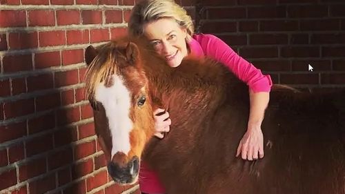 Ursula von der Leyen deplânge moartea unuia dintre poneii săi, care ar fi fost atacat de lupi / în Saxonia Inferioară ar exista 39 de haite de lupi şi patru lupi singuratici, ceea ce ar însemna un total de 350 de lupi