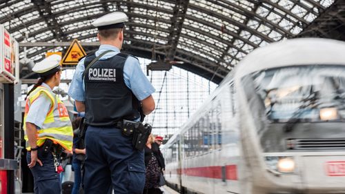 Patru pasageri, răniţi într-un atac cu toporul, în Bavaria, la bordul unui tren ICE de la Hamburg la Viena. Atacatorul, încercuit de pasageri şi rănit, transportat la un spital cu un elicopter
