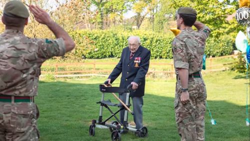 VIDEO "Captain Tom", care a strâns donații record pentru serviciul britanic de sănătate în pandemie, a fost internat cu COVID-19