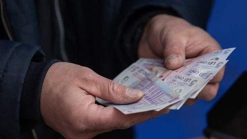 Ministrul Boloș, scenarii de criză: ”revizuirea” salariilor bugetarilor, reducerea numărului de angajați la stat sau modificarea impozitării