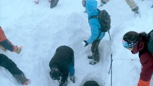 Avalanșă de mari de dimensiuni la Bâlea Lac / Zăpada a îngropat corturile a doi turiști / Nu sunt victime, aceștia erau în cabană, la un ceai