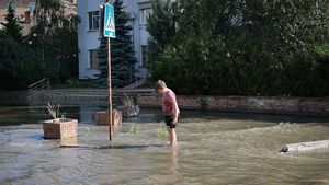 Nivelul apelor scade în Herson, în timp ce mii de oameni sunt evacuați de pe ambele maluri ale Niprului