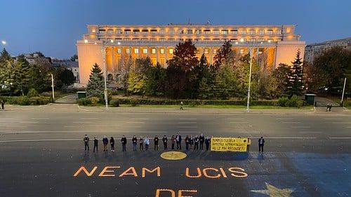 Sute de candele aprinse la Iași  în memoria copiilor decedați la Iași / Cele 560 de candele vor forma pe asfalt mesajul: ”Neam ucis de nosocomiale”