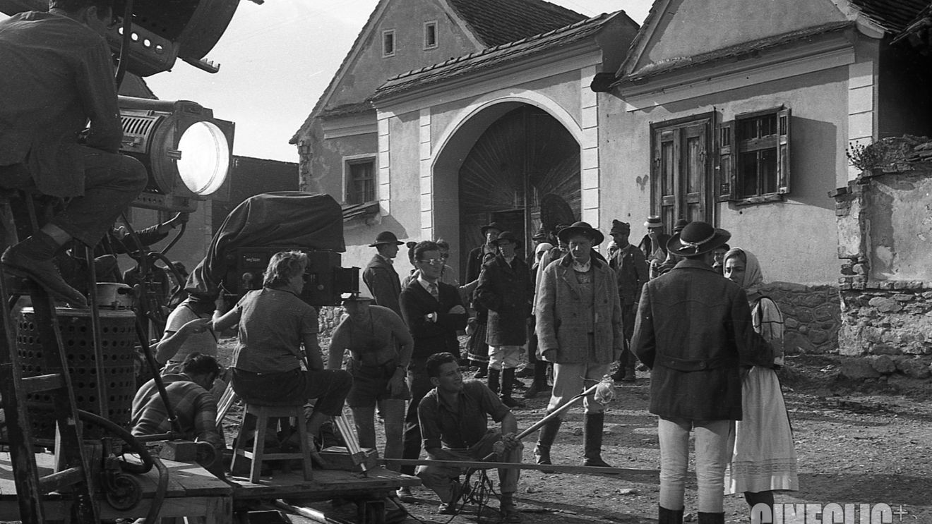 VIDEO Culisele primului film românesc creat pentru ecranul lat, realizat acum 63 de ani: actorii au cerut mai mulți bani pentru că jucau mai multe duble / Deși s-a filmat în Sibiu, figuranții au fost aduși din Cluj și Brașov