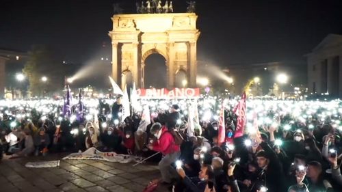 Peste 10 mii de protestatari în Milano, împotriva Senatului, după ce s-a respins o lege care pedepsea discriminarea comunității LGBT+ şi a persoanelor cu dizabilităţi / ”Parlamentul e deconectat de țară” / Împotriva proiectului s-a pronunțat și Vaticanul