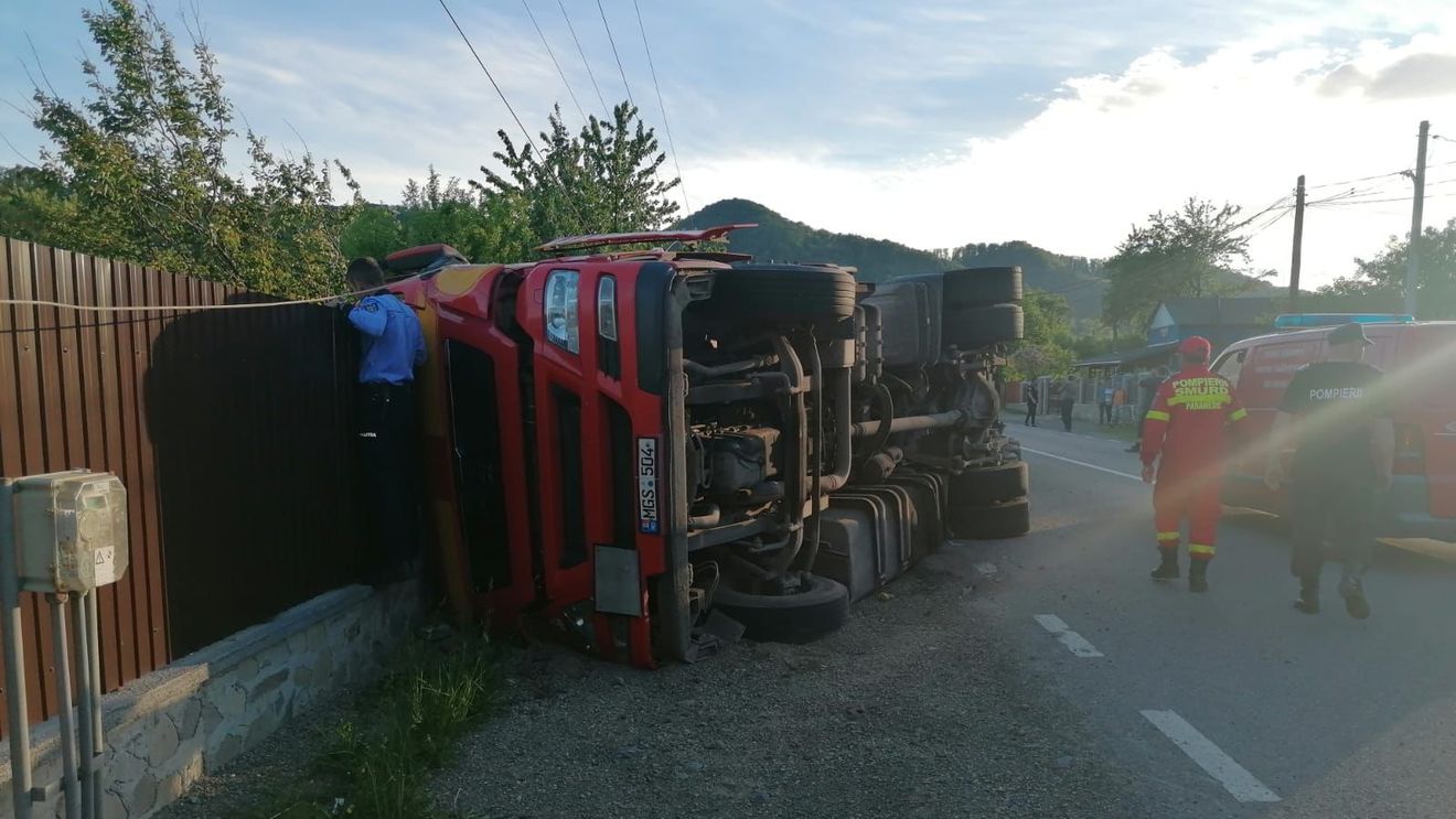 Un şofer grec, de 71 de ani, a murit într-o localitate din Dolj după ce s-a răsturnat cu TIR-ul pe care îl conducea