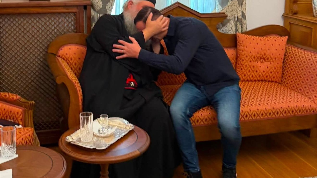 Bogdan Ivan (PSD), în pelerinaj la Muntele Athos. Fostul ministru s-a întâlnit cu Protos Gheronda Gheorghe Vatopedinul și a transmis un mesaj în care pare să fi confundat „monahii” cu „monarhii”