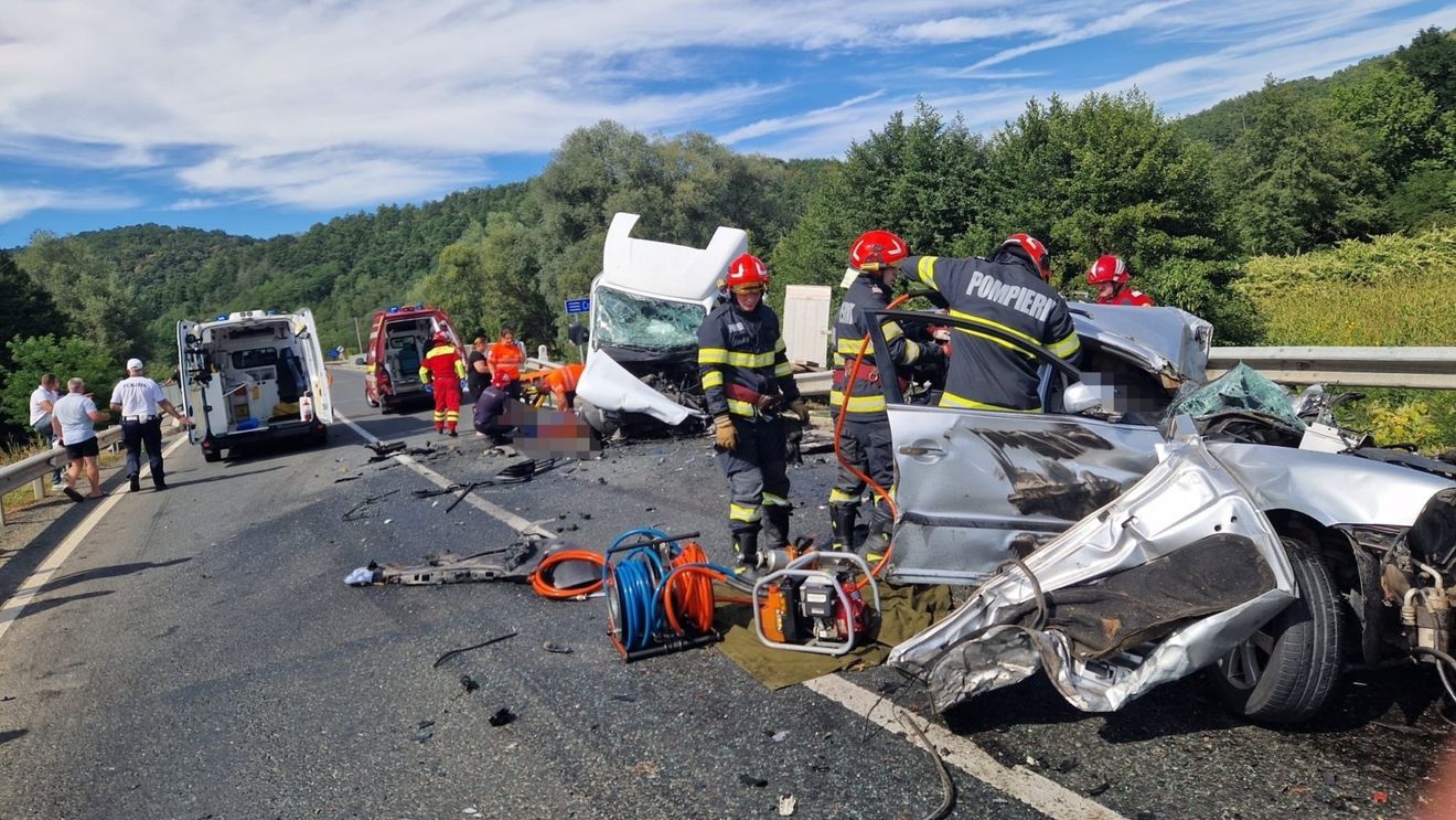 Un mort şi un rănit grv, în urma unui accident petrecut pe DN76, în judeţul Huneodara, în care au fost implicate două autoturisme, o autoutilitară şi un ansamblu rutier. Traficul rutier este blocat