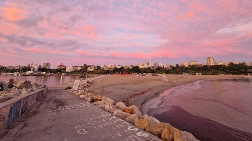Noi plaje din Sydney, închise după apariţia unor misterioase bile negre / Există suspiciunea că ar fi toxice