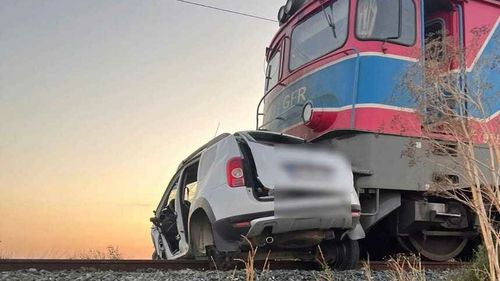 Trafic feroviar blocat pe ruta Buzău-Galați, după ce un tren a lovit o mașină pe calea ferată/ Trei morți și o persoană în stare critică