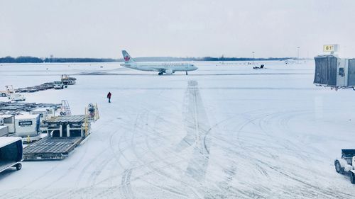 O parte din zborurile programate pentru miercuri pe aeroporturile din Paris vor fi anulate din cauza ninsorilor prognozate