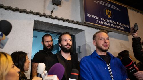 Tribunalul București a decis menținerea arestului la domiciliu pentru toți inculpații din dosarul fraților Tate/ Decizia nu este definitivă