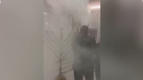 Un deputat de extremă dreapta din Polonia, vizat de o anchetă după ce a stins cu extinctorul un menorah de Hanuka în parlament