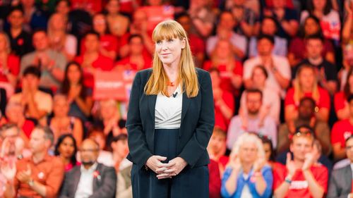 Lista noului Executiv de la Londra. Cine este Angela Rayner, numărul doi din Guvern: a crescut într-o locuință socială, a abandonat școala în adolescență și a devenit mamă celibatară la 16 ani / „Am un doctorat în «viaţa reală»”