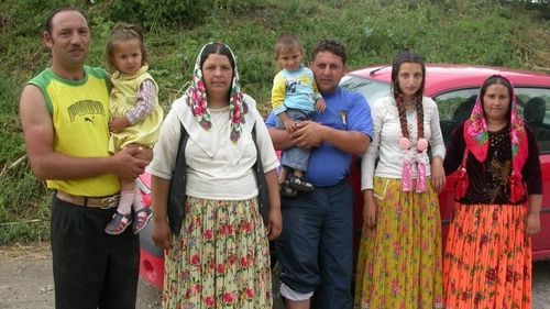 Staborul din Iași, instanța de judecată a romilor de aici,  dat peste cap de Facebook și Tiktok. ”În ultimul timp fetele au umblat oleacă, Facebook-ul ăsta și TikTok-ul omoară tot, ferească Dumnezeu!”