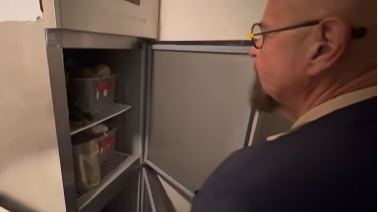 VIDEO Comisarii ANPC au controlat din nou restaurantul chinezesc din Mall AFI Cotroceni, pe care îl închiseseră acum câteva zile / Produse expirate, gândaci şi pereţi murdari, într-un depozit unde le fusese refuzat accesul