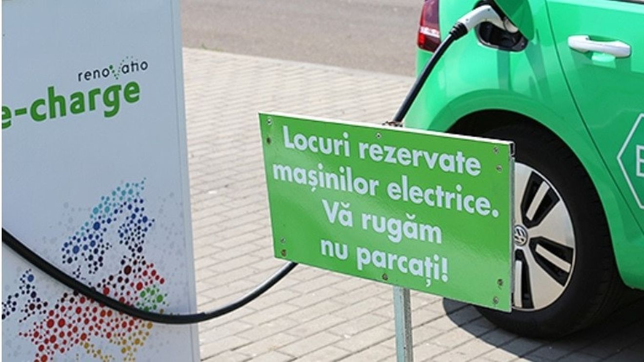 Administraţia Străzilor ar urma să pună la dispoziţie spaţiile pentru amplasarea a 40 de staţii de încărcare pentru vehiculele electrice, până la sfârşitul anului 2025 / Investiția va costa 3,2 mil. lei, majorată suplimentar cu un milion din cauza majorării preţurilor