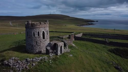 VIDEO Poți cumpăra un castel pe o insulă din Scoția pentru doar 30.000 de lire sterline, dar mai ai nevoie de 12 milioane pentru reabilitare