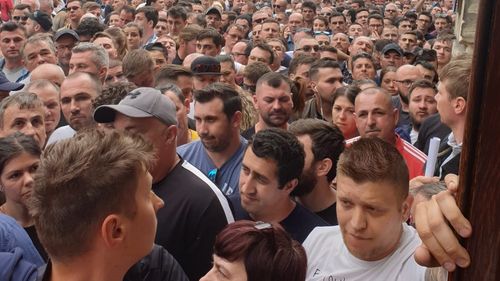 VIDEO Coadă uriașă, de mii de români care vor să voteze la Stratford: Se strigă ”Hoții” și ”Vrem să votăm”