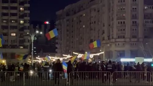 VIDEO Circa 300 de persoane protestează în Piața Victoriei. Proteste sunt și la Iași, Arad și Timișoara / Manifestații au loc zilnic de peste o săptămână, pentru a solicita organizarea turului doi al alegerilor prezidențiale care au fost anulate