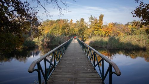 Prognoza meteo: Vremea se menţine mai caldă decât în mod normal în prima parte a lunii noiembrie / Ploile apar după 4 noiembrie / Temperaturile prognozate pe regiuni