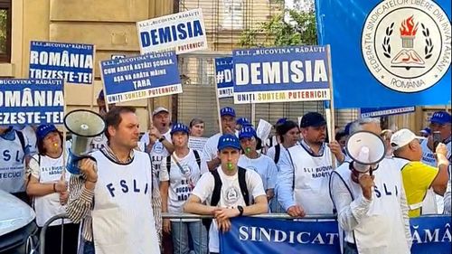 VIDEO Protestele sindicatelor din educație – ziua 22. Manifestanții s-au adunat din nou la Ministerul Educației, e programat un miting și în Piața Victoriei, de la ora 12.00