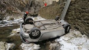 O mașină în care se aflau trei persoane s-a răsturnat în râul Bicaz