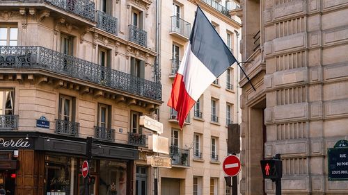 Emmanuel Macron a modificat drapelul francez: Albastrul de pe drapel se apropie mai mult de bleumarin, pe când înainte avea o nuanţă cobalt