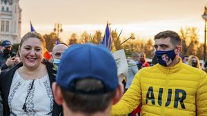 VIDEO Primele fisuri în AUR: Diana Șoșoacă și George Simion, proteste separate / Simion: Nu există tensiuni, dar dacă există trădători mai bine să apară acum