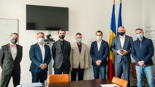 Vlad Voiculescu şi Claudiu Năsui vor coordona un grup de lucru pentru redeschiderea economiei. HoReCa a propus relansarea evenimentelor și călătoriilor, pentru cei vaccinați, cu anticorpi sau testați