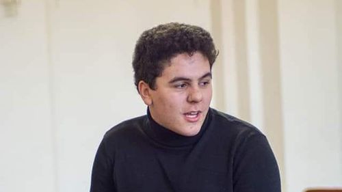 Elev de clasa a XII-a, “promoția cu mască și mănuși”: Pe 11 martie am plecat din clasă oarecum fericiți pentru o mică vacanță, dar acum ne dăm seama că a fost ultima plecare din școală în calitate de liceeni