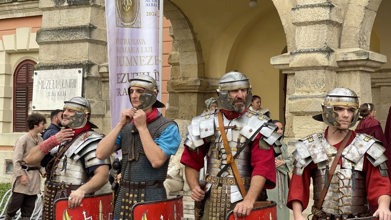 IT-ist de meserie, „soldat roman” în timpul liber/ Spectacole de reconstituire istorică, un trend vechi în UE, în fiecare vineri seară la Alba Iulia