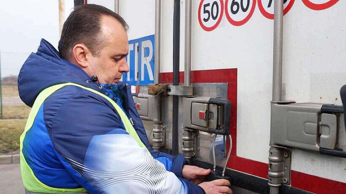 Autoritatea Vamală: Sistemul RO e-Sigiliu va fi implementat cel mai devreme peste 6 luni / Este un dispozitiv inteligent care înregistrează şi transmite informaţii de stare şi poziţie / Se va aplica doar pentru transporturile de risc