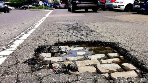 Cum a ajuns Bucureștiul să fie plin de gropi și ce trebuie să știe șoferii pentru a-și putea acoperi eventualele daune