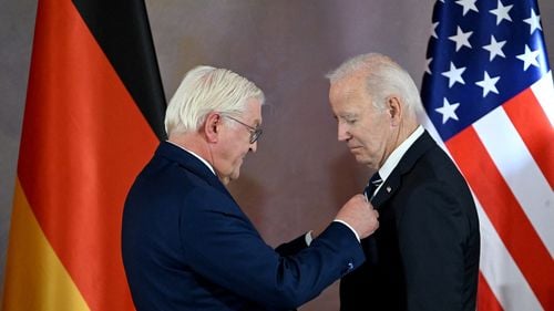 Joe Biden a primit cea mai înaltă distincţie a Germaniei în timpul vizitei la Berlin